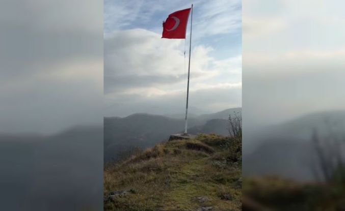 Yıpranan bayrak değiştirilmeyi bekliyor