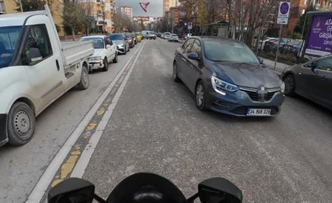 Yoğun trafikte ters yöne giren sürücü tehlikeye davetiye çıkardı