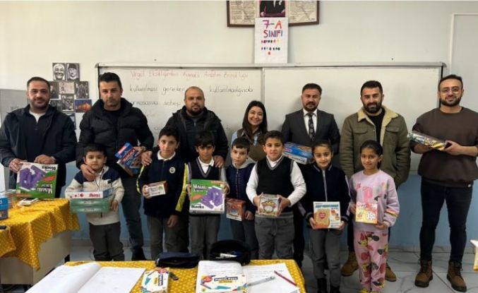 Yüksekova’da 16 okula 440 farklı eğitim ve zeka oyunu seti ile kırtasiye malzemesi hediye edildi