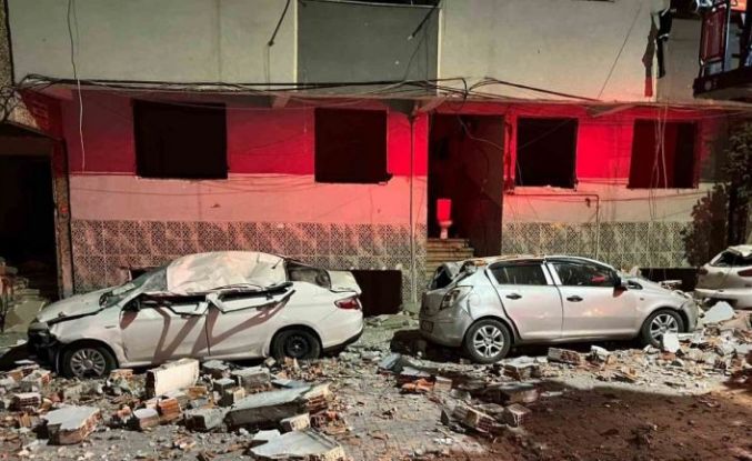 Zeytinburnu’nda binanın çatısından kopan parçalar araçları hurdaya çevirdi