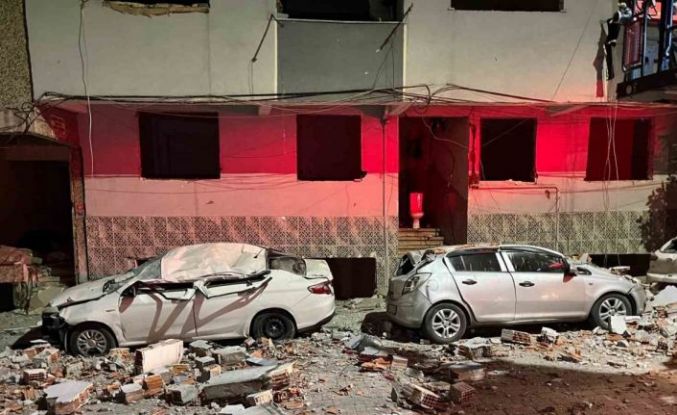 Zeytinburnu’nda kentsel dönüşümdeki binadan düşen parçalar, 3 otomobili hurdaya çevirdi