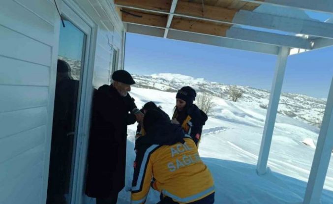 1 kilometrelik yolu yürüyerek hastaya ulaştılar