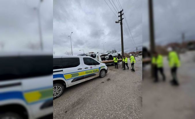 5 metrelik refüjden aşağı uçan araçta 3 kişi yaralandı