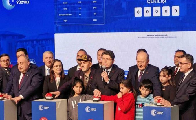 Adalet Bakanı Yılmaz Tunç, memleketinde TOKİ kurasına katıldı
