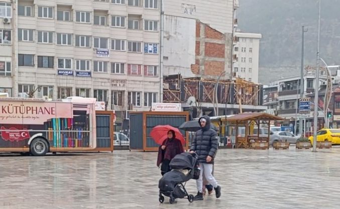 Afyonkarahisar yeni güne yağışlı hava ile başladı