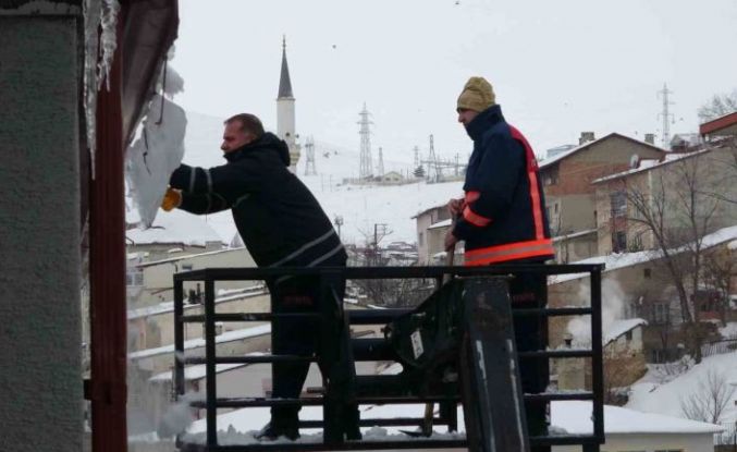 Bayburt’ta çatıdan düşen kar kütleleri park halindeki 2 araca zarar verdi: Bir otomobil hurdaya döndü