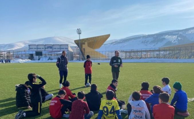 Bayburt’ta minik sporculara bilinçli teknoloji kullanımı anlatıldı