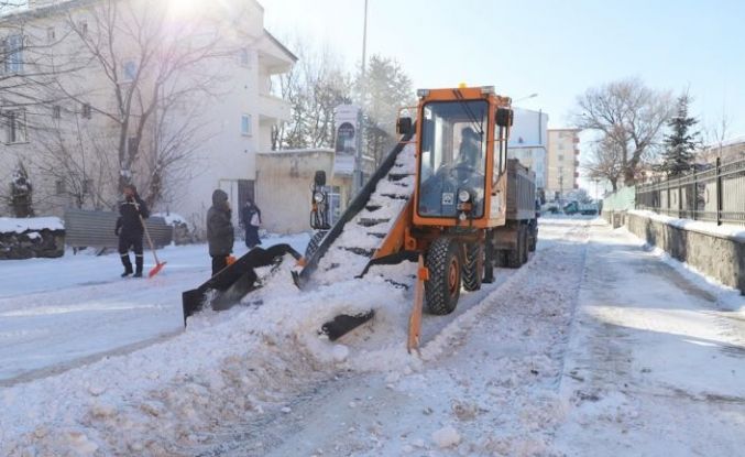 Belediye Ekipleri’nden hummalı kar temizliği çalışması