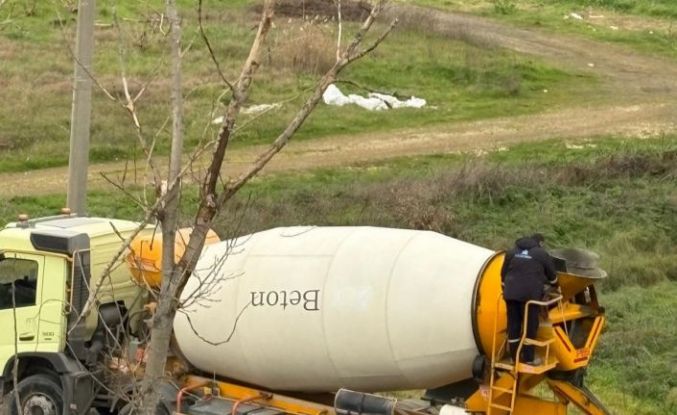 Beton mikseri boş araziye atık döktü iddiası