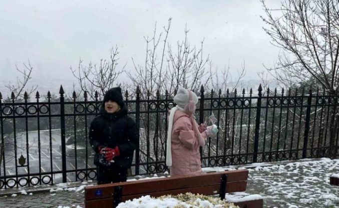 Beyaza bürünen Çamlıca’da kar topu savaşı görenleri gülümsetti