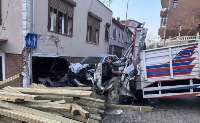 Beykoz’da feci kaza: Kamyon dükkana daldı, 2 kişi hayatını kaybetti