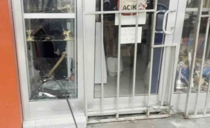 Bıçakçı dükkanının camı kırılıp binlerce liralık bıçak çalındı