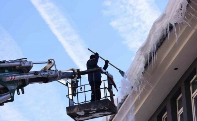 Bingöl’de buz sarkıtları itfaiye ekiplerince temizlendi