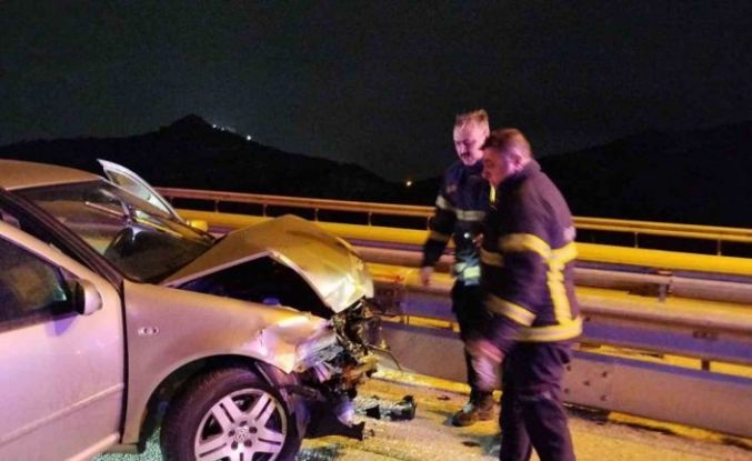 Burdur’da otomobil refüje çarptı: 1 yaralı