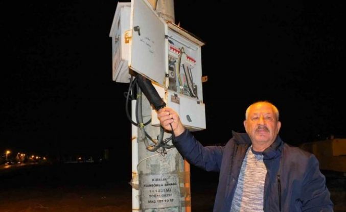 Burhaniye’ de açık kalan elektrik panoları tehlike saçıyor