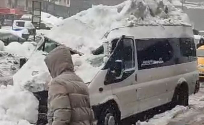 Çatıdan düşen kar kütlesi aracı kullanılmaz hale getirdi
