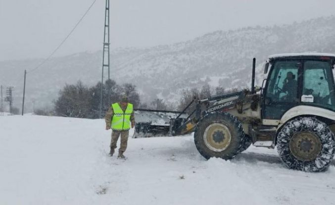 Çemişgezek’te karla kaplı yol açıldı, ekipler hasta inek için seferber oldu