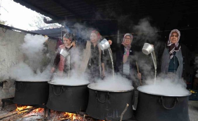 Dalında 5 TL  olan turunç, kadınların elinde kara kazanda değer kazandı