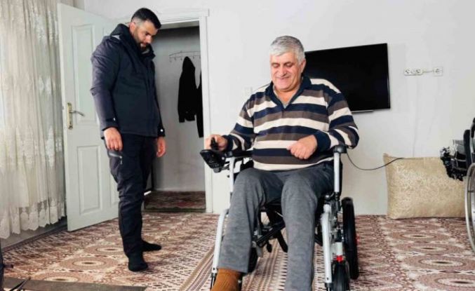 Duyarlı vatandaştan engelli vatandaşa akülü sandalye desteği