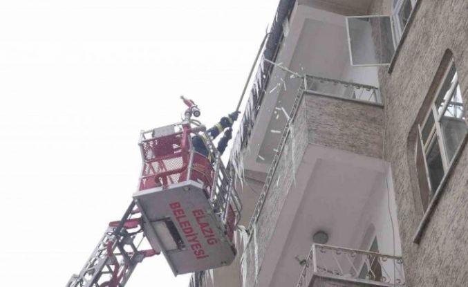 Elazığ’da buz sarkıtları itfaiye ekiplerince temizleniyor