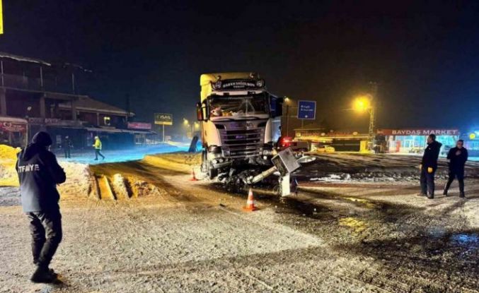 Elazığ’da tır kavşaktaki refüje çıktı: 1 yaralı