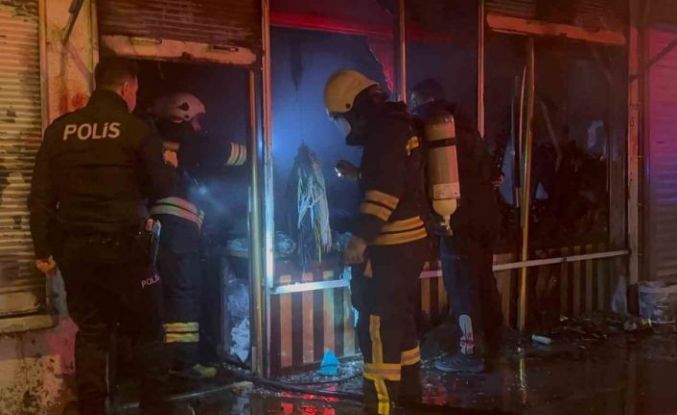 Erzincan’da gece yarısı yangın paniği: Çantacı dükkânı küle döndü