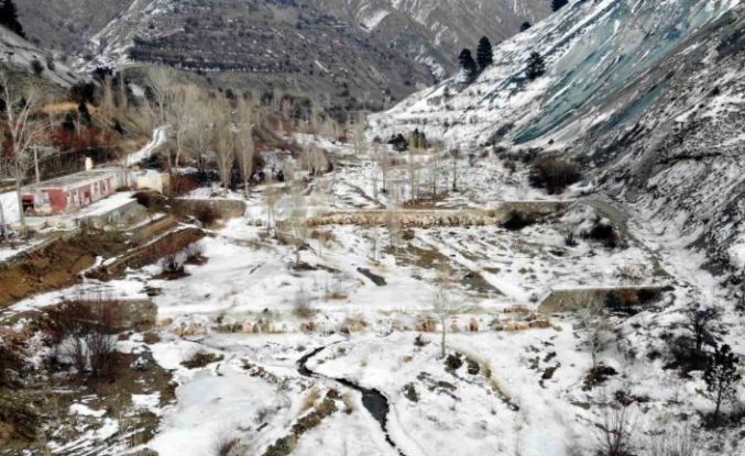 Erzincan’da kış sert yüzünü gösterdi: Doğa buzla kaplandı