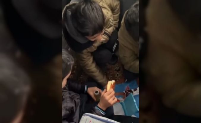 Erzincan’da servis kara saplandı, acıkan minik öğrenciler beslenme çantalarına sarıldı