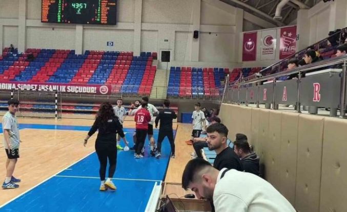 Hakeme saldırmaya çalıştı sahadan güvenlikle çıkartıldı