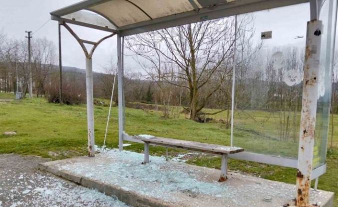 Huzurevi sakinlerinin kullandığı otobüs durağının camlarını kırdılar