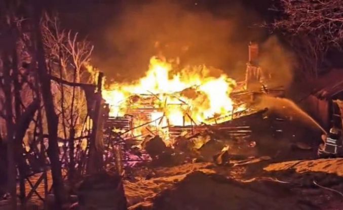 İki katlı ahşap ev alevlere teslim oldu: 1 yaralı