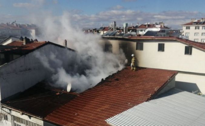 Isparta’da hurda işletmesinin çatısında yangın