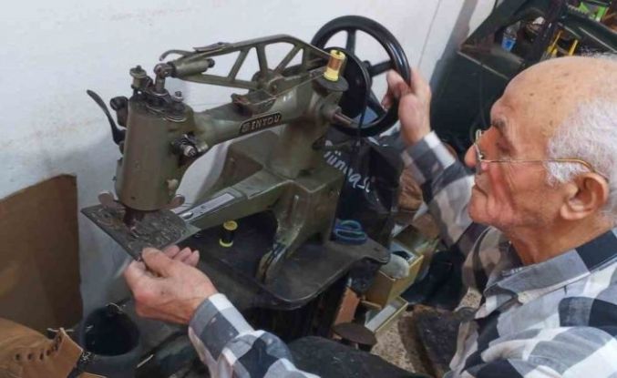 İzmir’de 60 yıllık ayakkabı ustası teknolojiye karşı direniyor