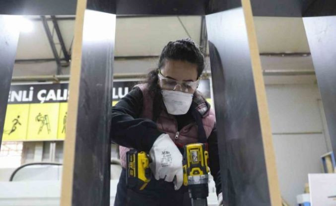 Kadın mobilya ustaları yetişiyor: 12 yıl öğretmenlikten sonra marangoz oldu