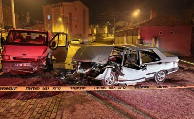 Kamyonetle otomobil çarpıştı, 3 kişi yaralandı