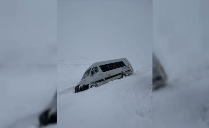 Kara saplanan minibüsteki yolcuları jandarma kurtardı