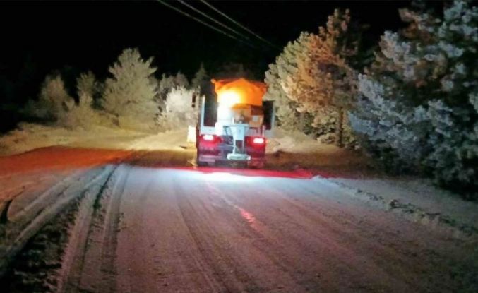 Kırıkkale’de köy yollarında karla mücadele çalışmaları