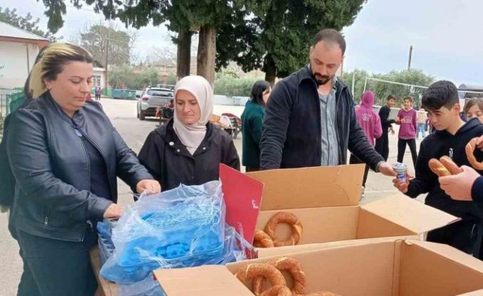 Kozan’da şehit aileleri ve gazilerden öğrencilere simit ikramı