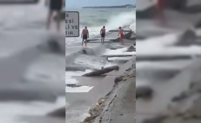 Kuvvetli lodos Caddebostan Sahili’i vurdu, denize giren 3 kişi hastanelik oldu