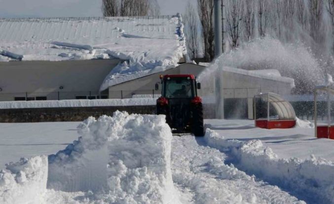 Maç öncesi saha kardan temizlendi