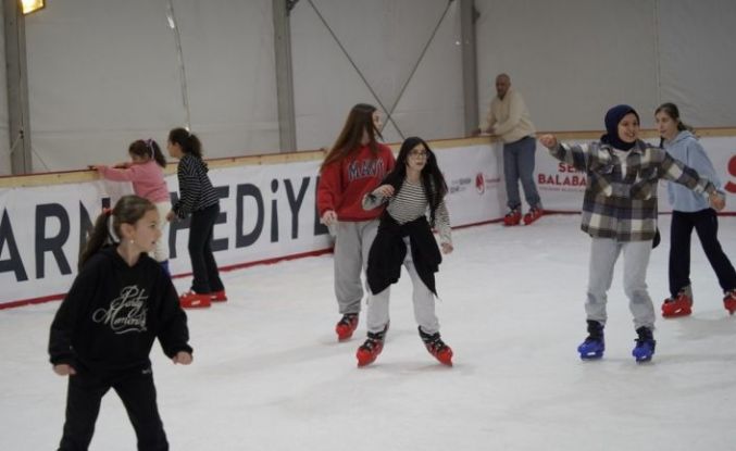 Manisa’da 5 bin öğrenci buz pistinde eğlendi