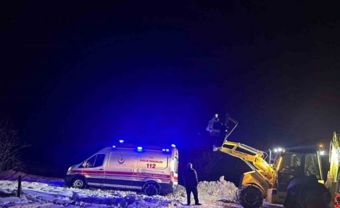 Mardin’de yolda mahsur kalan ambulansı belediye ekipleri kurtardı