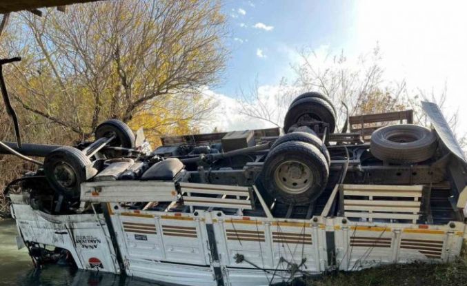 Osmaniye’de turp yüklü kamyon dereye devrildi