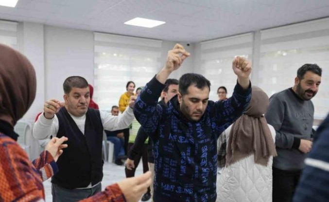 Özel bireyler müzik dolu gecede doyasıya eğlendi