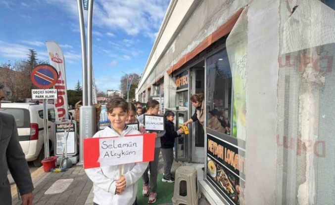 Pınarhisarlı öğrenciler ilçe genelinde selamlaşma kültürünü yaydı