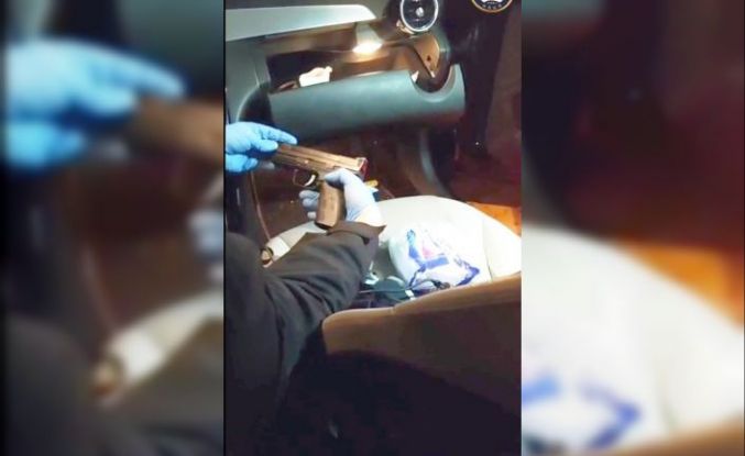 Ruhsatsız tabanca için aracına gizli bölme yapmış