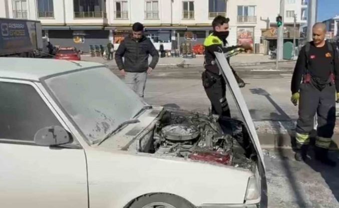 Seyir halindeki FIAT otomobil yandı