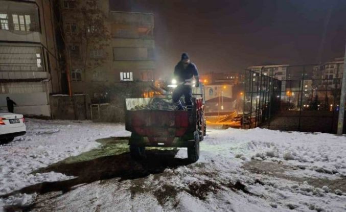 Siirt’te kar küreme ve tuzlama çalışmaları devam ediyor