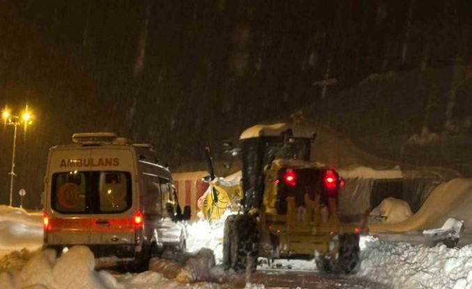 Siirt’te yoğun kar yağışına rağmen ekipler çalışmaya devam ediyor