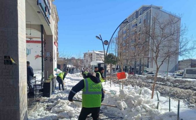 Şırnak’ta kar seferberliği: Kaldırımlar küreklerle temizlendi